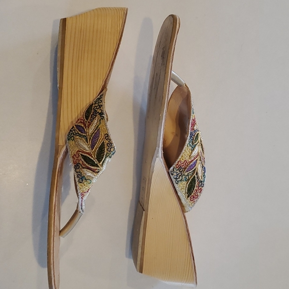 n.y.l.a. Size 10 Wedge Beaded Flip Flops - Picture 2 of 5